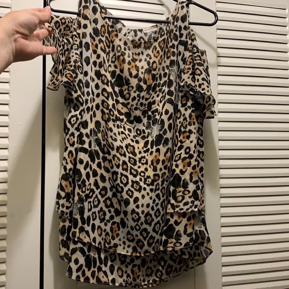 L leopard aka cheetah print top from Sioni. 100% polyester